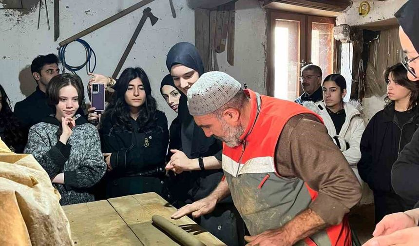 Bayburt GSL öğrencileri tandır atölyesinde çamura şekil verdi