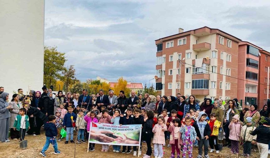 Bayburt’ta anaokulu öğrencileri fidanları toprakla buluşturdu