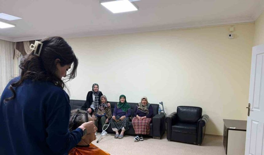 Bayburt’ta huzurevi sakinlerinin kişisel bakımlarını gönüllü kuaför yaptı