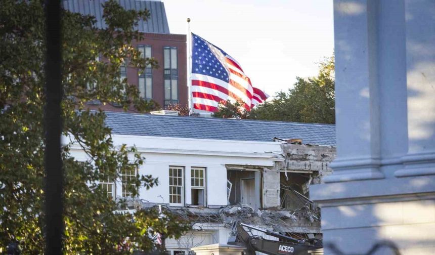 Beyaz Saray’da 200 milyon dolarlık yeni balo salonunun inşası başladı