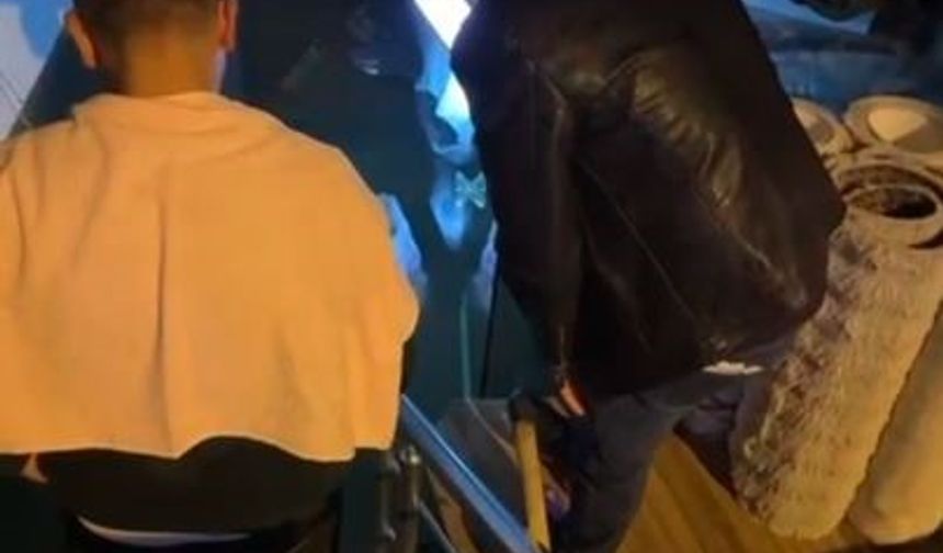 Beyoğlu’nda sağanak sonrası halı dükkanını su bastı