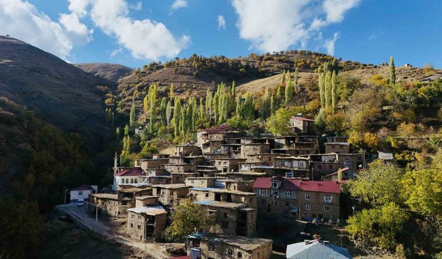 Bitlis’in tarihi taş evlerinde sonbahar güzelliği