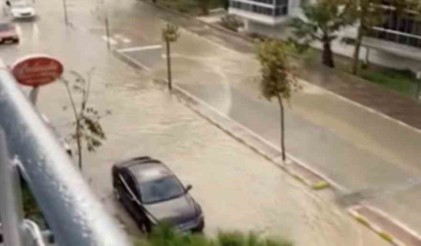 Çanakkale’de sağanak yağışta sokaklar sular altında kaldı