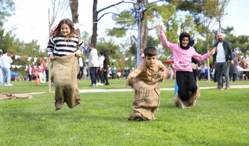 Çocuklar cumhuriyet etkinliğinde gönüllerince eğlendi