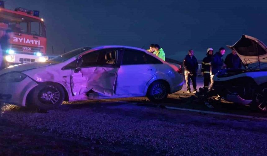 Çorum’da iki otomobil çarpıştı: 3 yaralı
