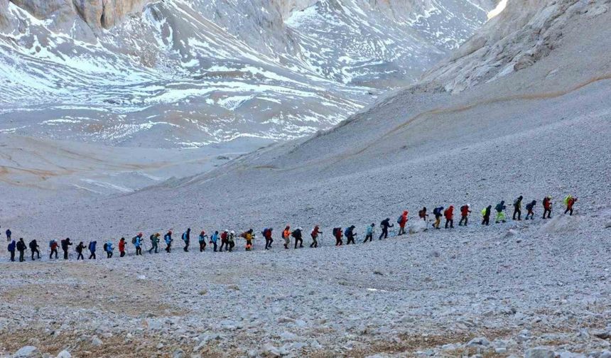 Cumhuriyet coşkusu Aladağlar’ın zirvesinde yaşandı