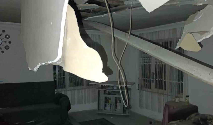 Depremde Gördes’te bir evin tavanı çöktü