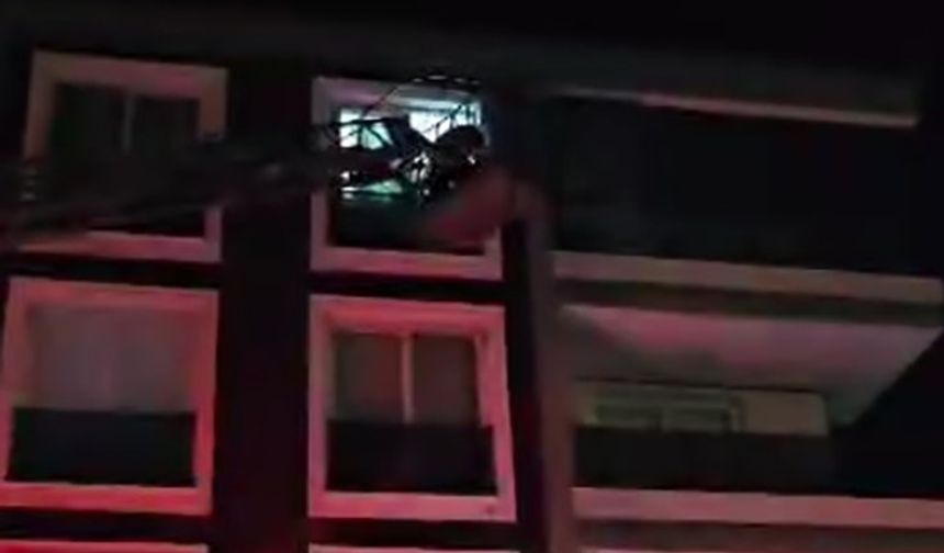 Depreme itfaiye merdiveninde yakalandılar