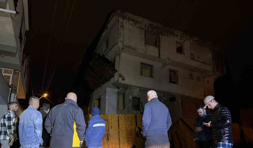 Depremin ardından hasarlı metruk bina korkuttu: Sokak trafiğe kapatıldı