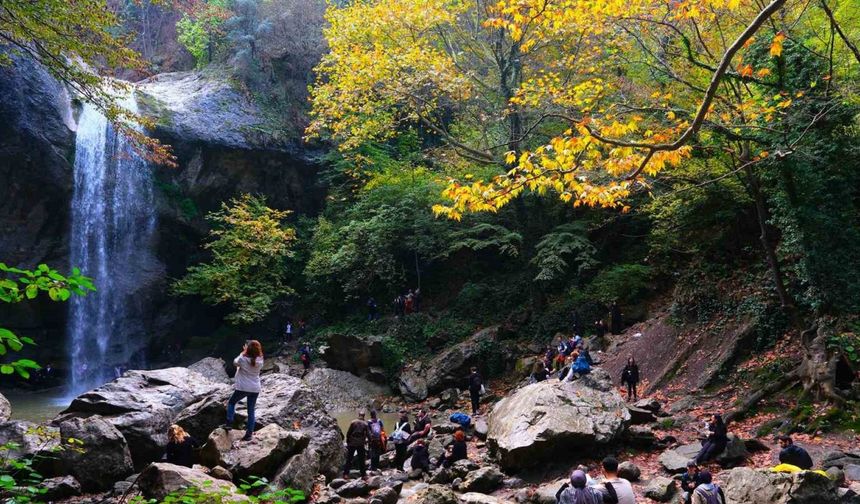 Doğa tutkunları Doğançay’da sonbaharın renklerine yürüdü