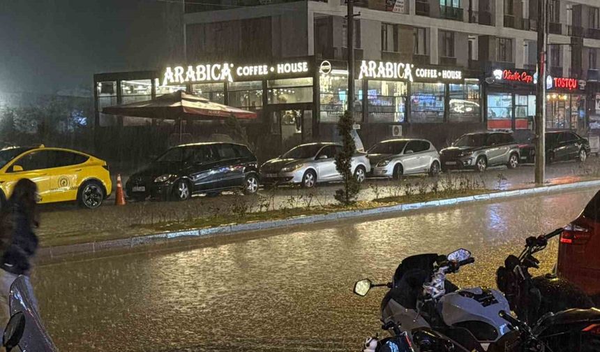 Düzce’de şiddetli yağış sokakları göle çevirdi