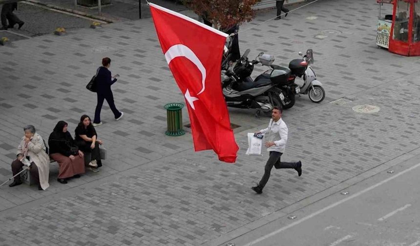 Düzceliler Türk bayrağını yere düşürmedi