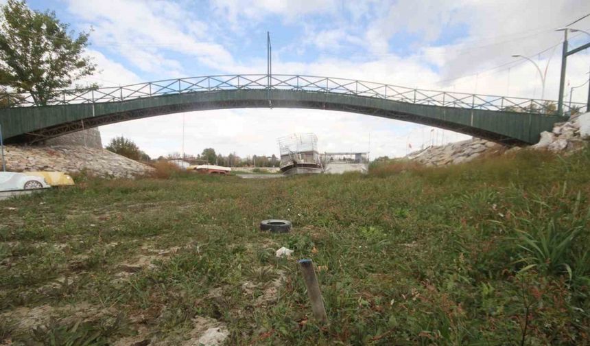 (Düzeltme) Gölde sular çekildi, yatlar karaya oturdu: Aşk Adası’nın etrafında da su kalmadı