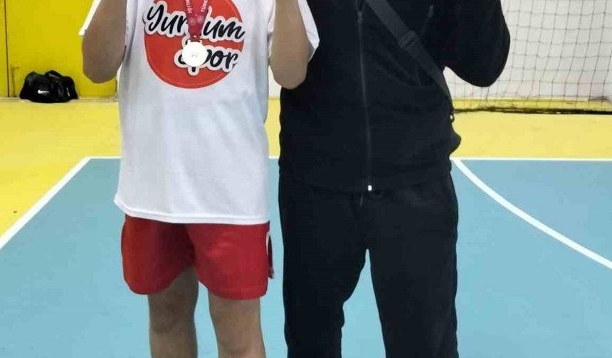 Efe Carl Demirli’den kick boks branşında şampiyonluk