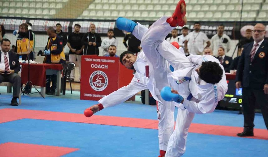 Elazığ’da binin üzerinde karate sporcusu, Milli Takım’a seçilmek için ter döküyor