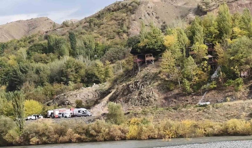 Elazığ’da korku dolu anlar: 4 kişilik aile nehir ortasında birbirine sarılarak hayatta kaldı