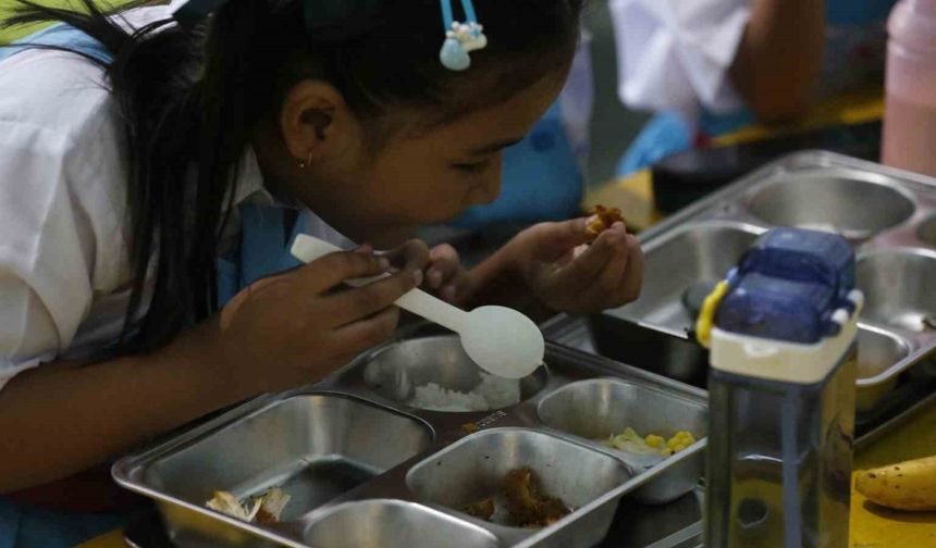 Endonezya’da ücretsiz okul yemeklerinden zehirlenenlerin sayısı 9 bini geçti