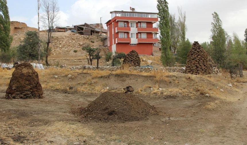 Erzincanlı köylüler kışa hazır: Yakacaklar tezekten