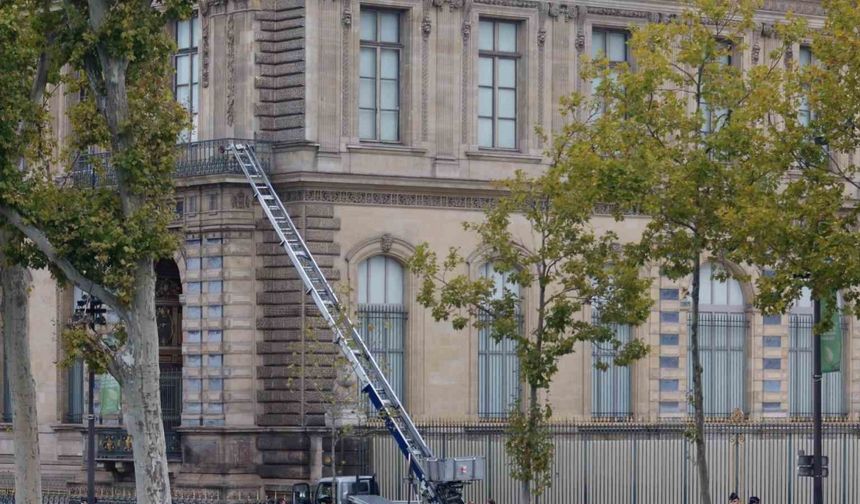 Fransa’dan Louvre açıklaması: "Hırsızlar pencereyi kırarak Apollo Galerisi’ne girdiler ve mücevherleri çaldılar"