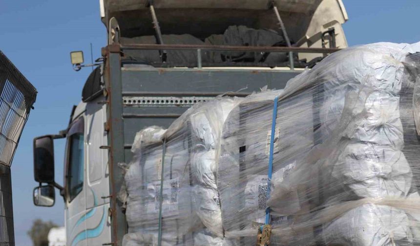 Gazze’ye gönderilen yardım tırları Kerem Şalom’dan bölgeye giriş yapıyor