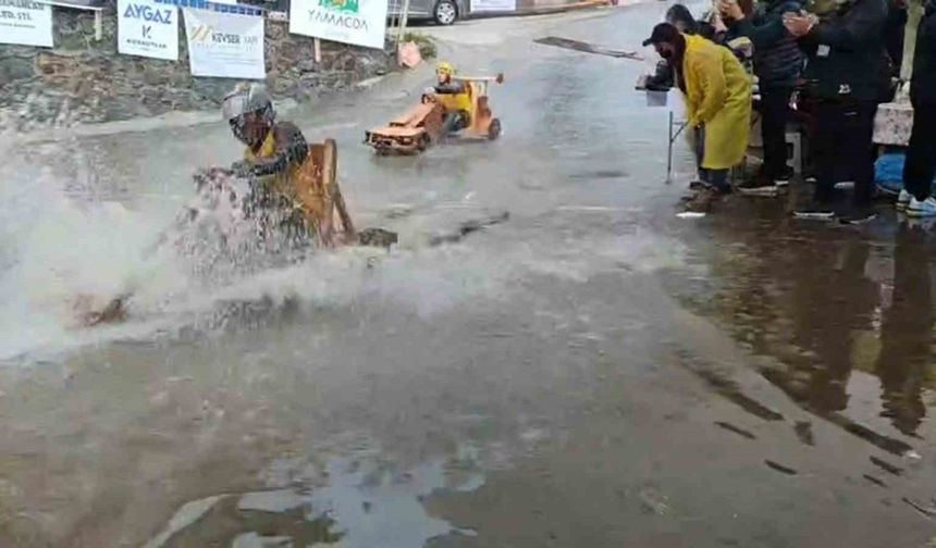 Geleneksel tahta araba yarışlarına yağmur da engel olamadı