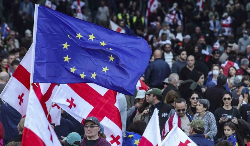 Gürcistan’da yerel seçim protestolarında sokaklar savaş alanına döndü