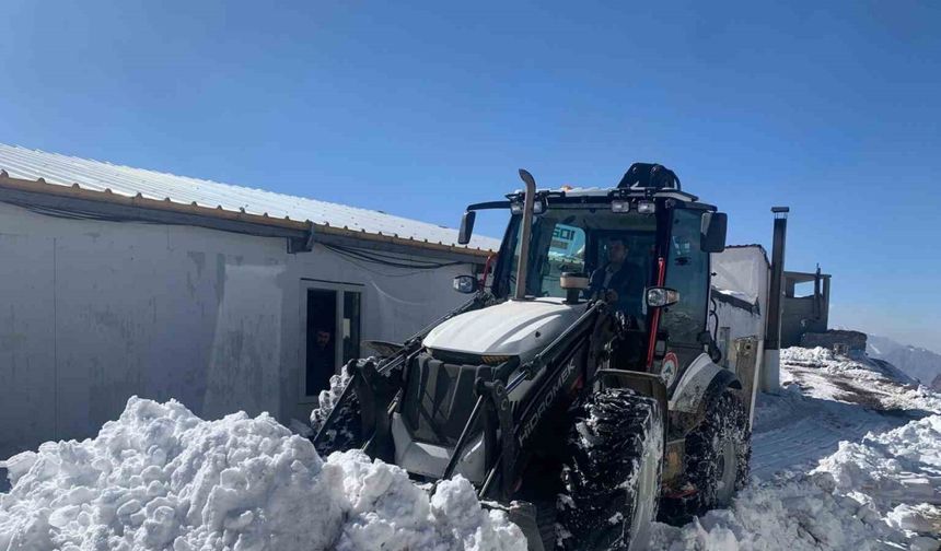 Hakkari’deki üs bölgesinde karla mücadele çalışması