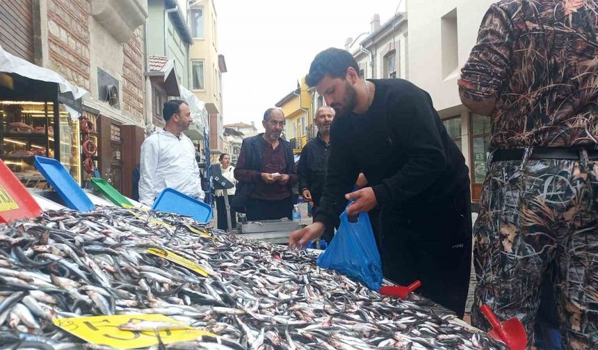 Hamsinin kilosu 50 liraya düştü, vatandaşlar poşet poşet aldı