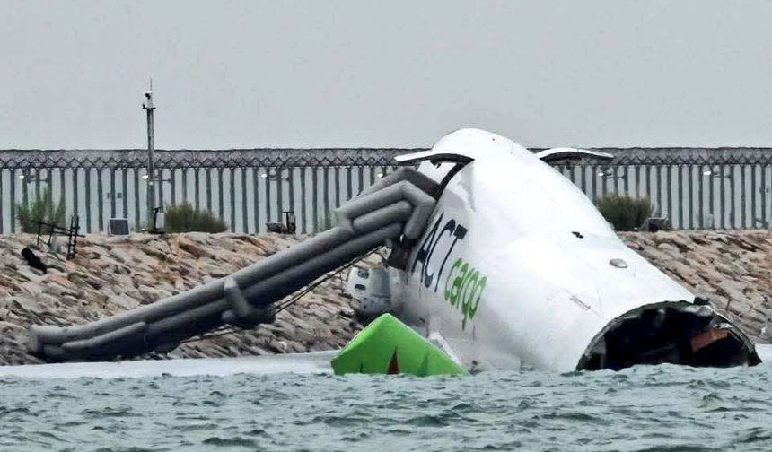 Hong Kong’a inişi sırasında pistten çıkan kargo uçağı denize sürüklendi