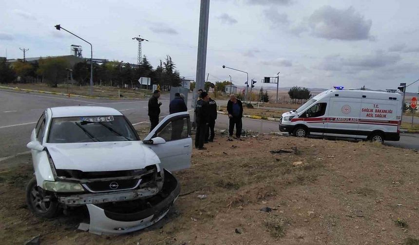 Kafa kafaya çarpışan otomobiller hurdaya döndü: 4 yaralı