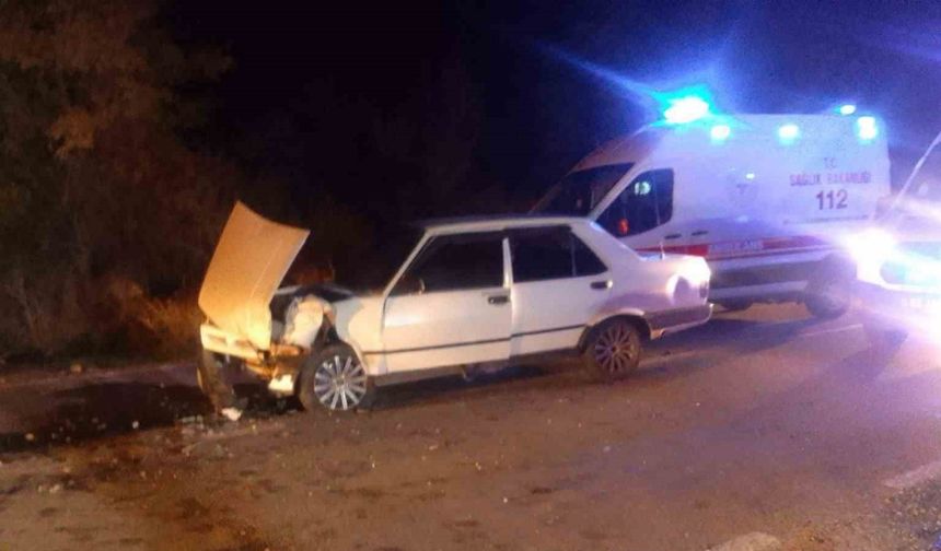 Kafa kafaya çarpışan otomobillerde 4 çocuk yaralandı