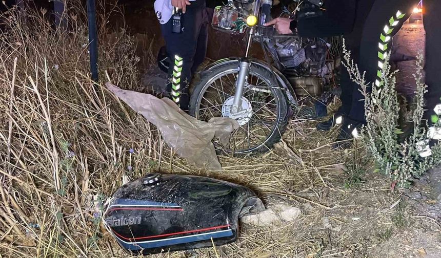 Karaman’da motosiklet şarampole devrildi: 2 yaralı