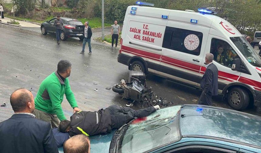 Kazada motosiklet otomobilin üzerine düştü: 1’i ağır 2 yaralı