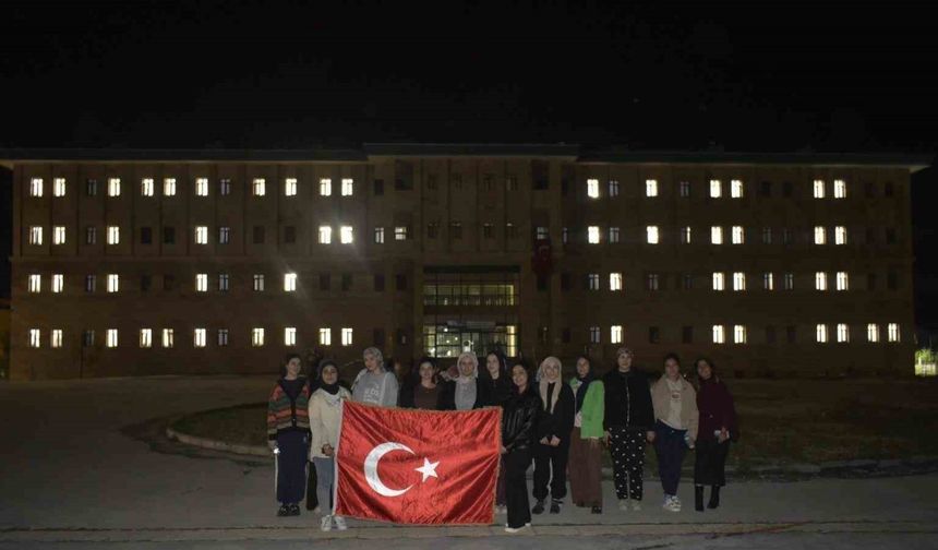 Kız öğrencilerinden ışıklı 102. yıl koreografisi