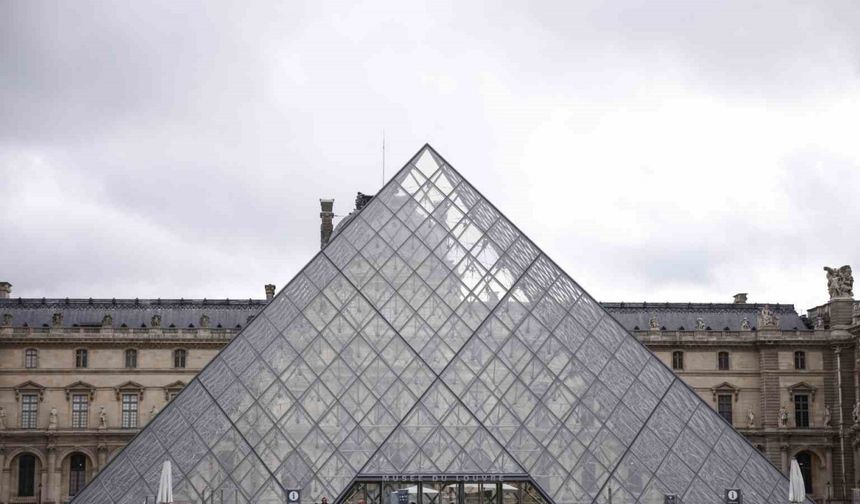 Louvre Müzesi’nden çalınan mücevherlerin değeri 88 milyon euro