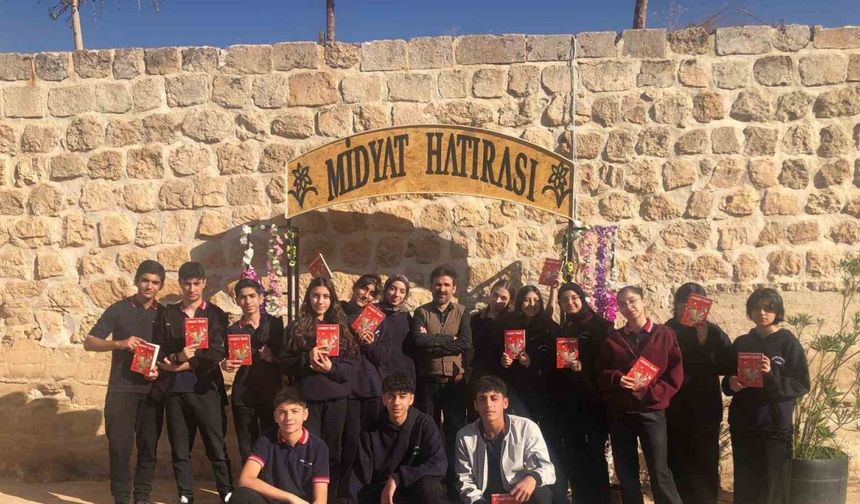 Mardin’de öğrenciler tarihi sokaklarda kitap okudu