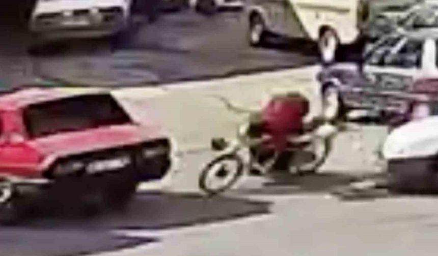 Motosiklet park halindeki otomobile çarptı, 15 yaşındaki sürücü ağır yaralandı