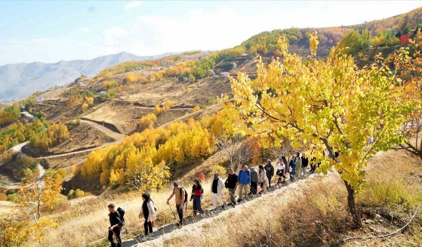 Muş’ta doğaseverler sonbaharın renkleri arasında yürüyüş yaptı