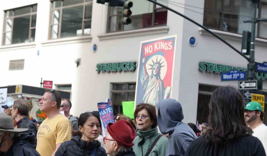 New York’ta on binlerce kişi "Krallara Hayır" protestolarında Trump yönetimini eleştirdi