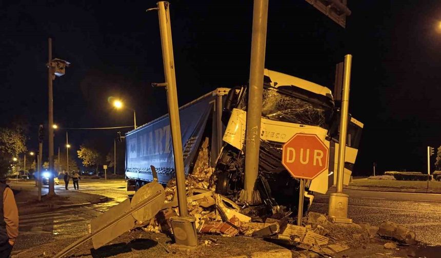 Ordu’da süt yüklü tır ve otomobil çarpıştı: 2 yaralı