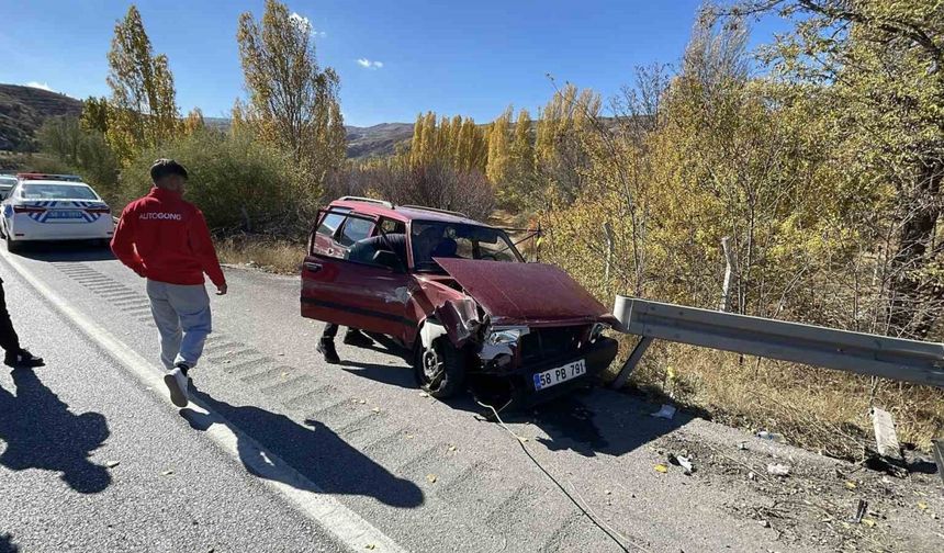Otomobil bariyere çarptı, 1’i ağır 2 kişi yaralandı