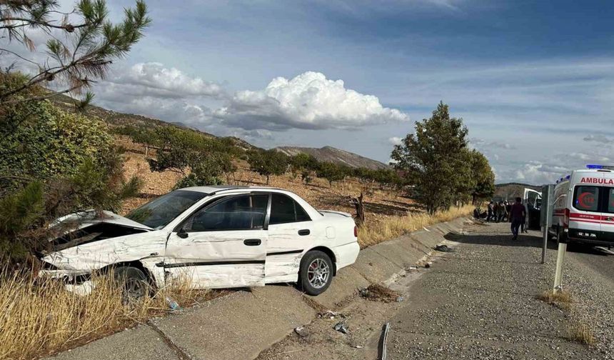 Otomobil ile hafif ticari araç çarpıştı: 3 yaralı