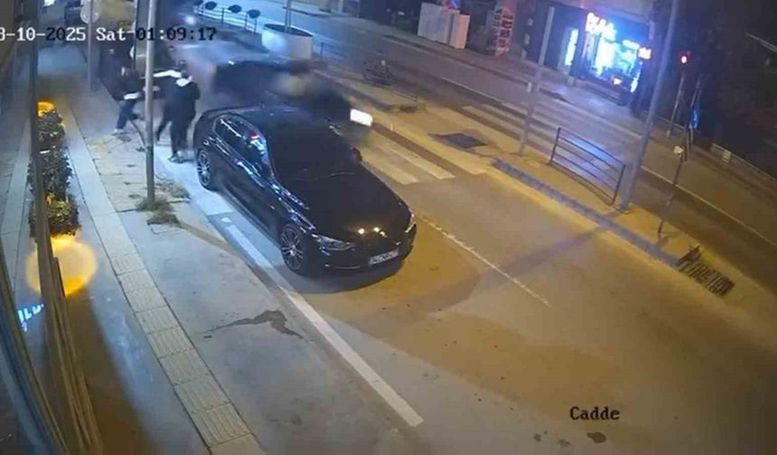 Otomobil, park halindeki araca çarptı: Yaya geçidinden geçerken ölümden döndüler