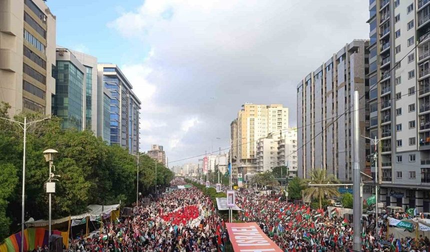 Pakistan’da binlerce kişi Gazze için yürüdü