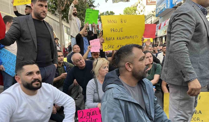 Pazarcı esnafından Karşıyaka’da oturma eylemi