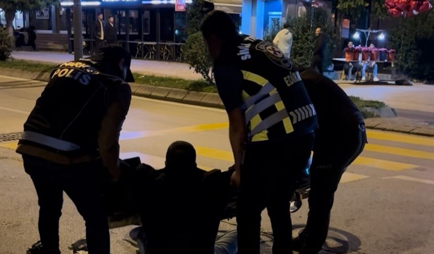 Polis noktasından geçerken alkolün etkisiyle yere düştü, yakayı ele verdi