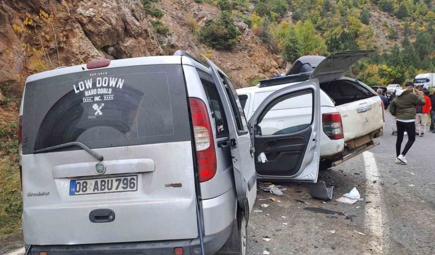 Şavşat’taki zincirleme kazada yaralanan genç hastanede hayatını kaybetti