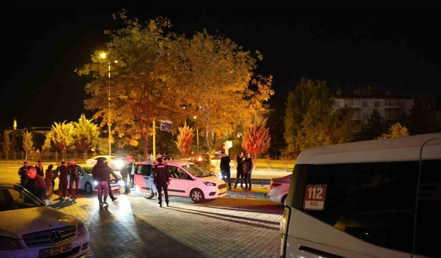 Seyir halindeki kamyonetin kasasından düştü