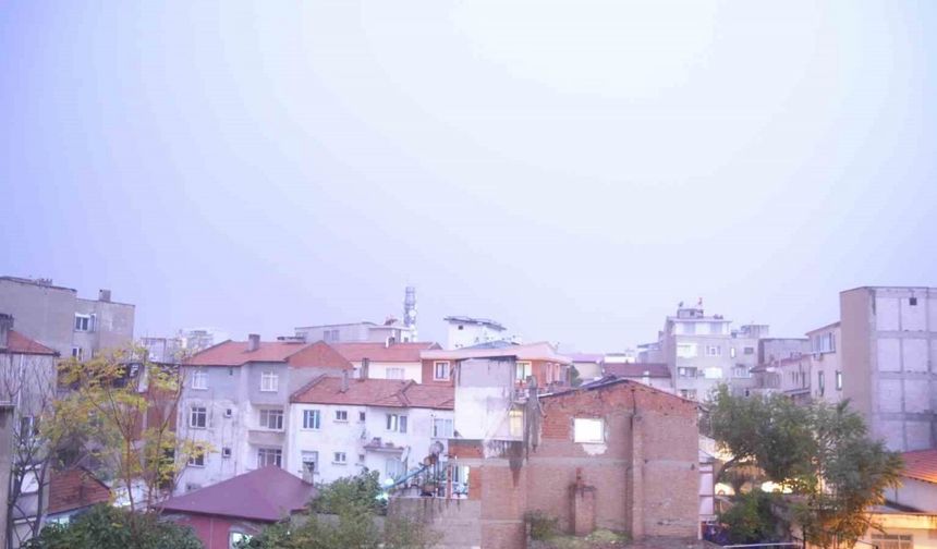 Şimşekler geceyi aydınlattı, ardından yaşanan deprem ise korkuttu