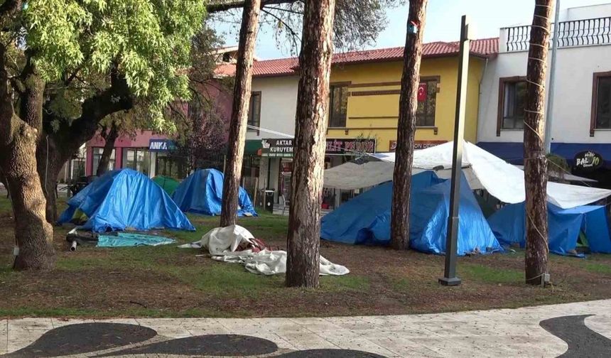 Sındırgı’da depremin ardından halk geceyi sokakta ve çadırlarda geçirdi
